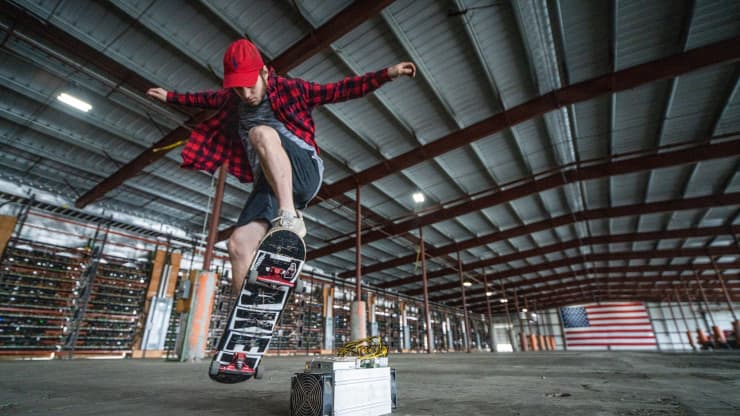 BitcoinMagazine's tweet image. 19-year-old Nick Sears earns $54,000 a year mining #bitcoin

“I don’t think about going to college at all, just pursuing further knowledge in the repairs of the miners.”