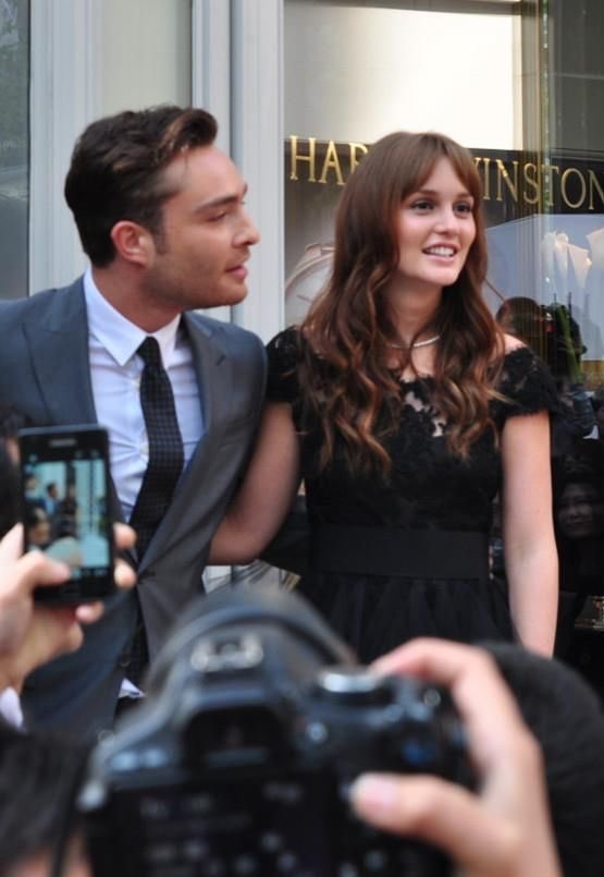 ______ ______ ______ ______ ______ 
    ← ⚪ blairwaldorf                     ⠇                         
              ⁵ ᵐⁱⁿᵘᵗᵉˢ ᵃᵍᵒ