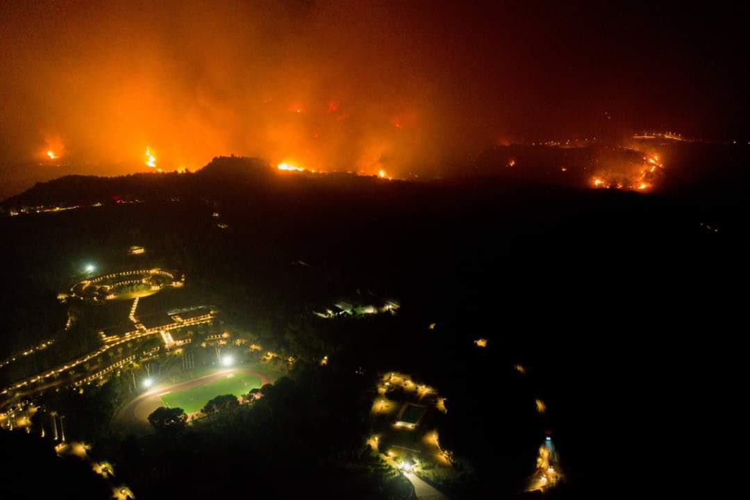 The archaeological site of ancient Olympia and the museum that holds 2.500 years of history are in danger along with People and animals due to fires. The Olympics took place here thousands of years ago and the Hermes of Praxiteles sculpture is in this museum. 😢
#ancientOlympia