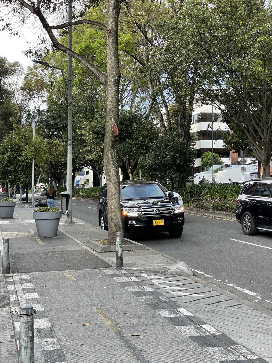GMSebastian's tweet image. ⁦@SectorMovilidad⁩ el señor esperando sobre la Cra 11 desde hace media hora. Tres motos de policía pasaron como si nada. Es tan fácil comenzar a generar soluciones. ⁦@MultandoEscolta⁩