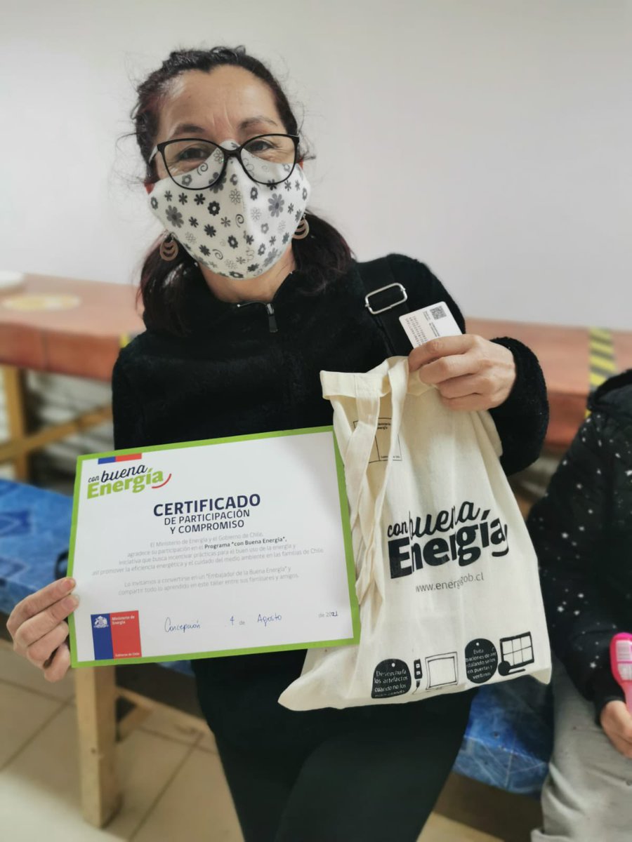 EnergiaBiobio's tweet photo. 📌Seremi @Ccoddou ⚡️ junto al diputado @vanrysselberghe y la concejala Valentina Pavez entregaron kits a familias de #Andalien 👏🏻👏🏻 quienes se capacitaron con el programa #ConBuenaEnergía 💡 #BiobíoEficiente https://t.co/vF5Tm9ndAP
