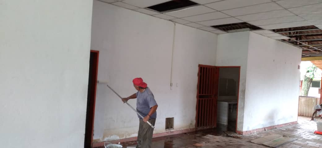 FbnbtBarinas's tweet photo. La #GMBNBT en el estado #Barinas durante la  jornada de  rehabilitación de la  Universidad Nacional  Experimental "Ezequiel Zamora" en realizó trabajos de desmalezamiento, poda de árboles y recolección de desechos vegetales. https://t.co/UqmrGHraqE