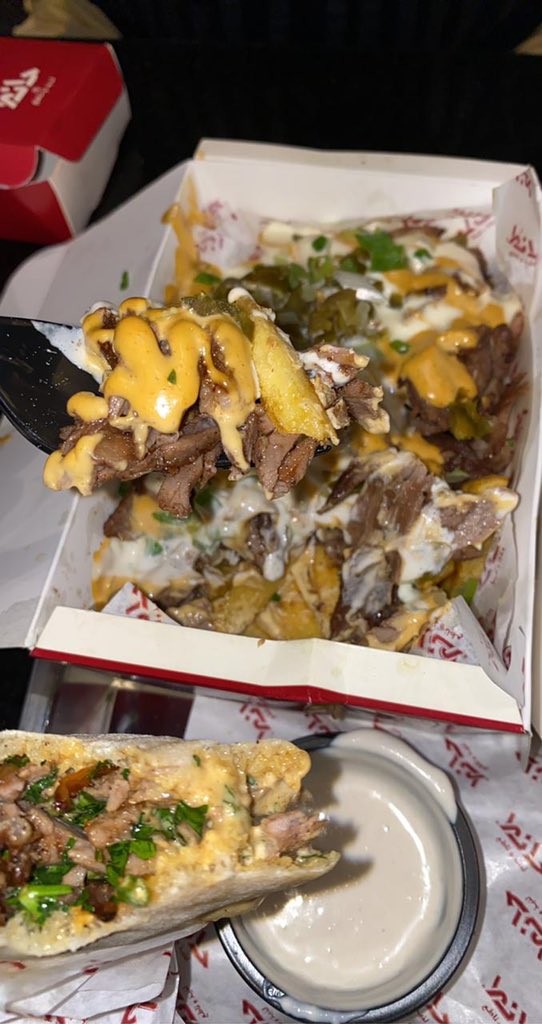 Menu_amaken's tweet photo. ️ حانط يمتاز بشاورما لحم العجل البلدي 😋الجودة ممتازة ، الأسعار مناسبة جدا  والخدمة سريعة يوجد جلسات داخليه وخارجيه
 يتميز بالصوصات واظافة البصل المكرمل وخبز الفرن الساخن  
سعر بوكس الجمعات ٤٥ ريال فقط ولايفوتكم فرايز حانط 😋 #الرياض #عبدالفتاح #كوفيهات_الرياض https://t.co/M3rYisuZmR