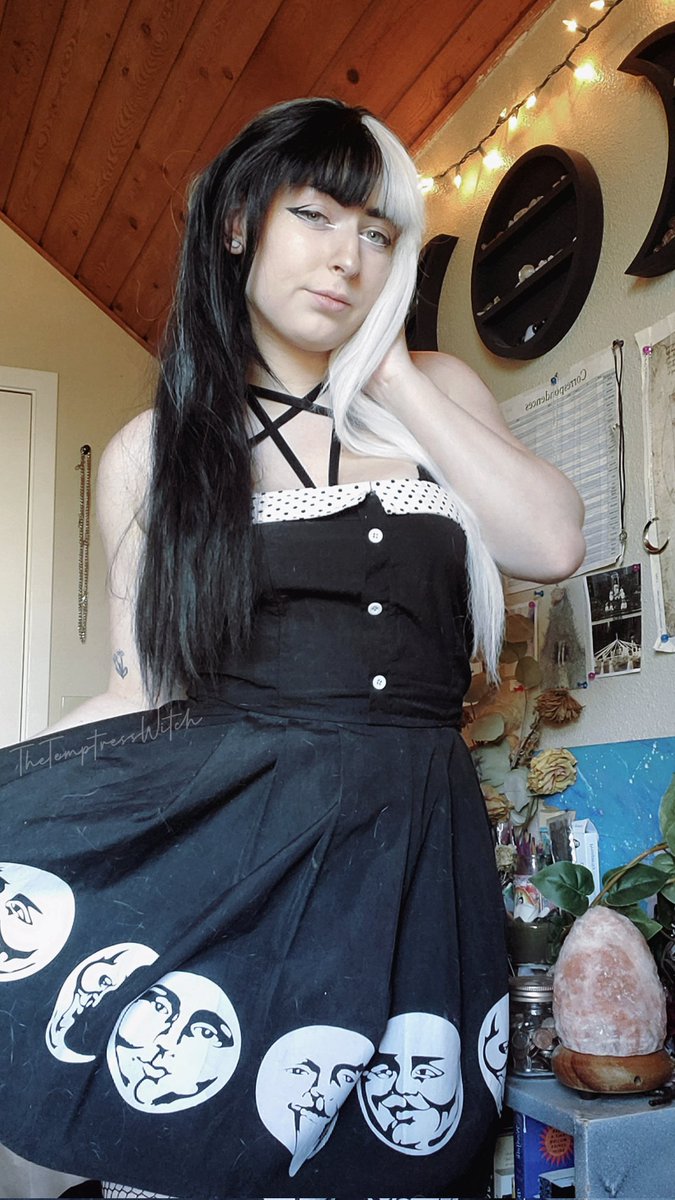 temptress_witch's tweet photo. did you miss me? 🖤🤍🖤
sorry I've been MIA, I started stripping a month or so ago and it's been incredible 💃🏻 https://t.co/Omg8gxTPIS