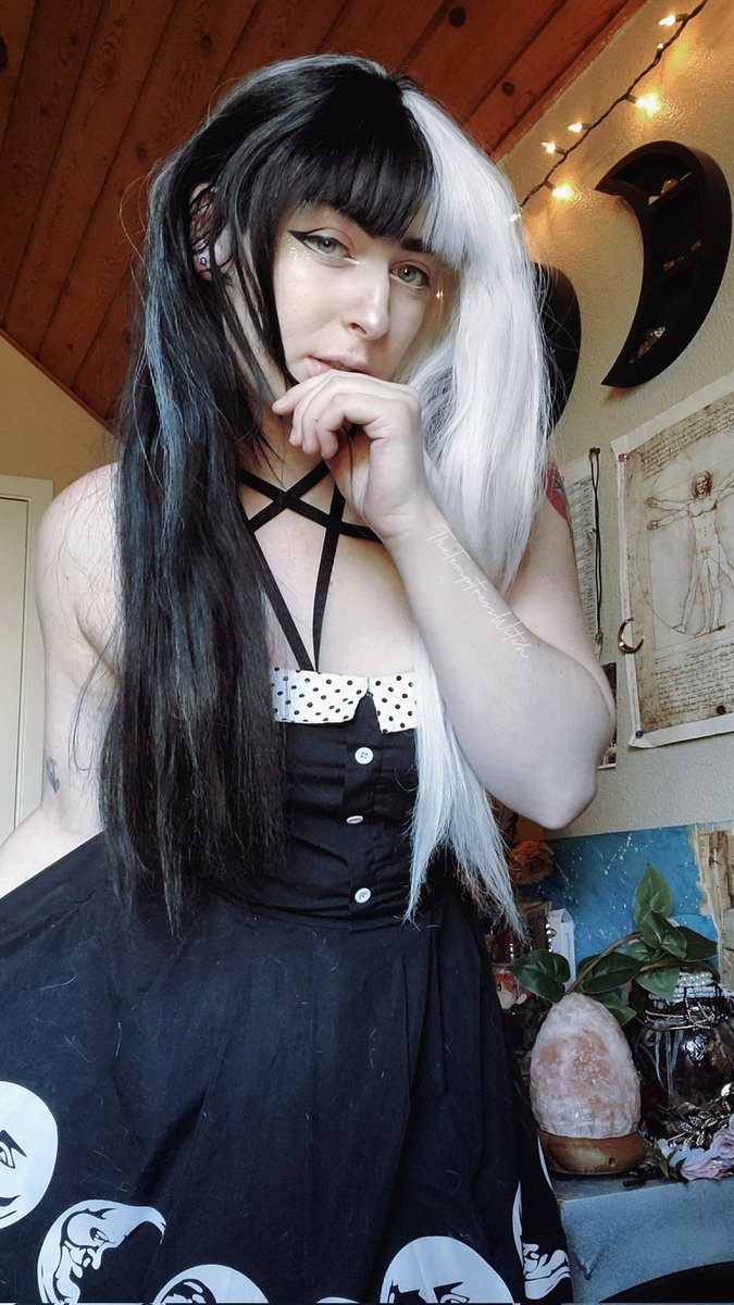 temptress_witch's tweet photo. did you miss me? 🖤🤍🖤
sorry I've been MIA, I started stripping a month or so ago and it's been incredible 💃🏻 https://t.co/Omg8gxTPIS