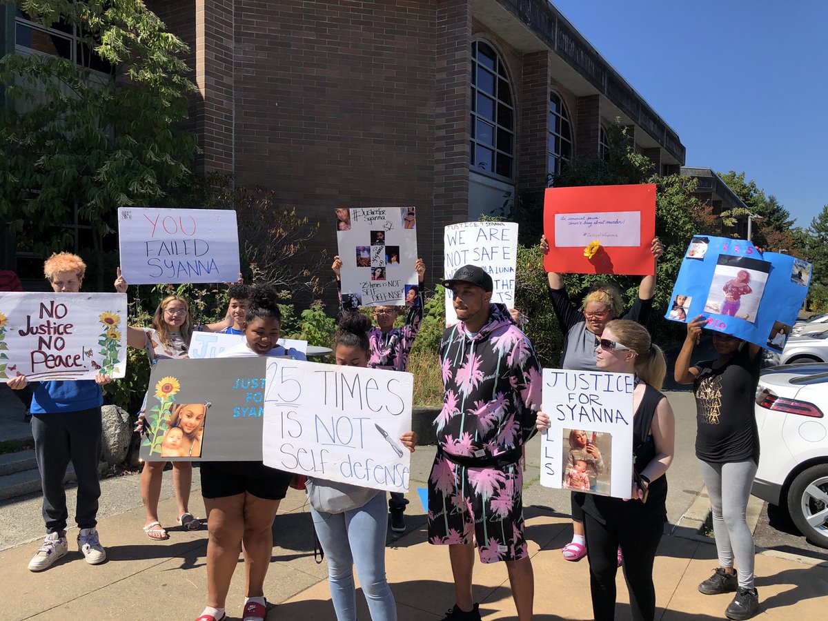 FranqueThompson's tweet photo. Loved ones of 16yo Syanna Puryear-Tucker rally outside Kitsap County Courthouse. It has been 6 months since she was stabbed &amp; killed during a fight by 16yo suspect Lola Luna. The group says they want to see a trial, but court proceedings keep getting moved to a later date. https://t.co/yrCRrgf6ue