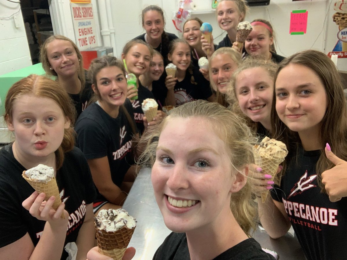 The 2021 Varsity Volleyball Squad 🤩💛                          3 weeks till the first game !!! 😈😈