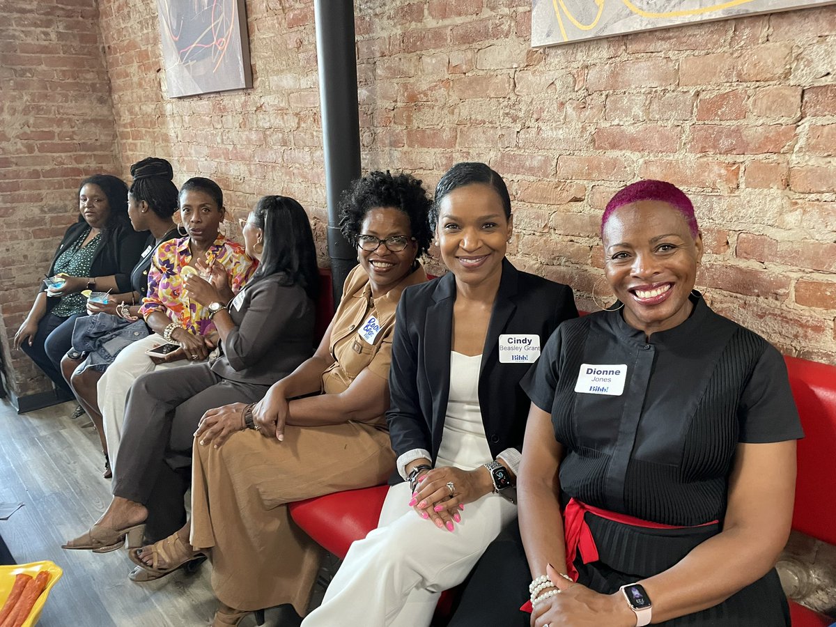JustinMBibb's tweet photo. Nothing beats the Monday blues like spending the night with my Alpha brothers and AKA sisters who are in this fight with me to make Cleveland the city we know it can be. π€πΎπ―ππΎ#CLECantWait #FirstPham https://t.co/iNIS66e2MW