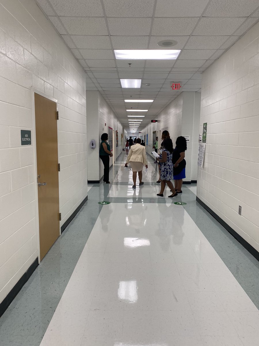 LatanyaRohan's tweet photo. There are so many reasons why I love @BES_hcs. It was great seeing teachers and students smile and be excited about the new school year including my personal daughter. #bestfirstdayhenry https://t.co/ZUfNjRG4OR
