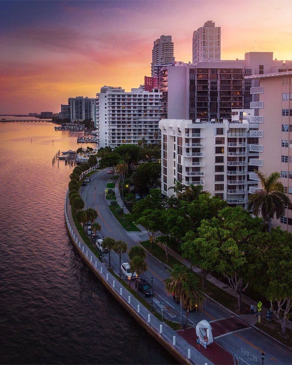 That Brickell Bay Drive glow 🌅 If you know, you know. 🔥 #BrickellLiving 📸: <a href="/polakev/">Kev Pola</a>