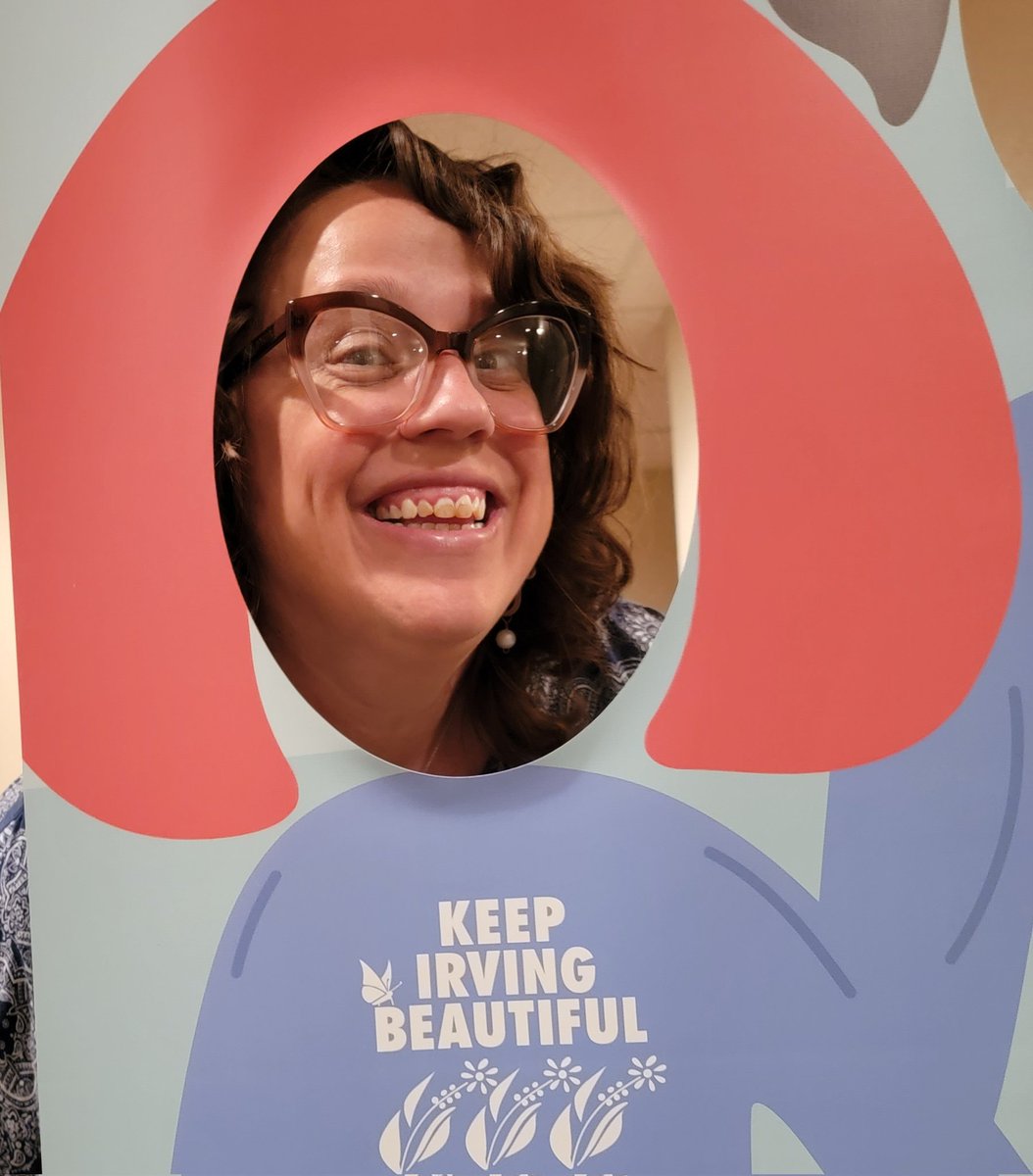 akbusybee's tweet photo. You know I can't pass up a photo opportunity! Thanks @KIB_Irving for the wonderful evening celebrating so many amazing people making a difference in Irving! #keepirvingbeautiful https://t.co/Mc89VGnTmb
