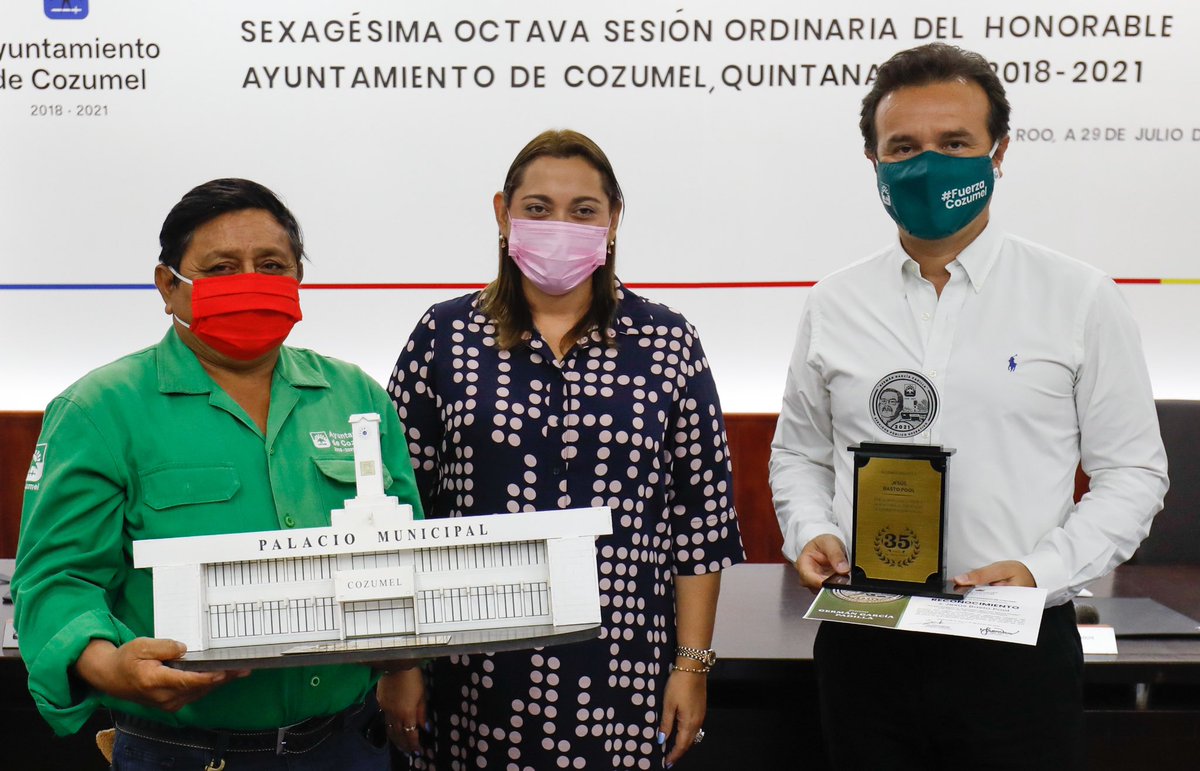 Entregamos la medalla “Germán García Padilla” a José Mijangos Heredia, Sandra Tuz Cituc, José  Cauich Itzincab y Jesús Basto Pool, colaboradores del Ayuntamiento que han dedicado años al servicio público para el bienestar de la comunidad. ¡Enhorabuena!👏🏼👏🏼