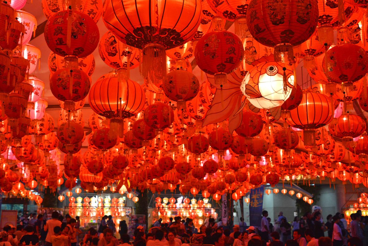 宮崎市広報 例年8月に開催の みやざきグルメとランタンナイト 鮮やかなランタンのもとで全国のグルメなどを楽しめる 夏の定番 イベントです 残念ながら今年も昨年と同様中止になりましたが 一昨年の様子をアップしますので 雰囲気だけでも楽しんで