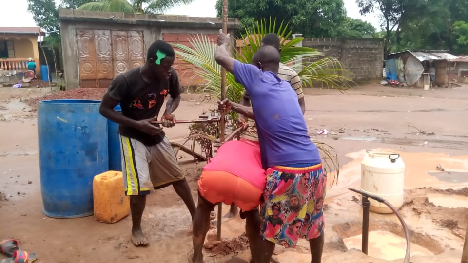 KandehBenson's tweet photo. ANOTHER GOOD NEWS FOR MAYO VILLAGE. 

REACHING THE LAST VILLAGE IN SIERRA LEONE WITH ACCESS TO SAFE DRINKING WATER. 
@RuralWaterNet 
@trekwithbek 
@WaterYouthNet 
@YahayaOjonugwa 
@waterforpeople https://t.co/svnxRnTEA9