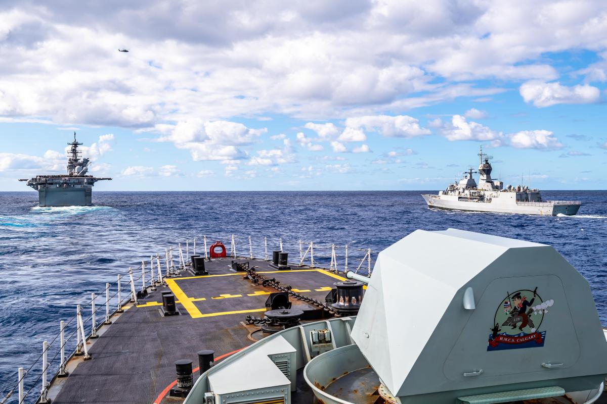 Australian_Navy's tweet image. #HMASParramatta 🇦🇺, @RoyalCanNavy frigate #HMCSCalgary 🇨🇦, @jmsdf_pao_eng destroyer #JSMakinami 🇯🇵 and @ROK_Navy destroyer #ROKSWang Geon 🇰🇷 joined forces to conduct air and anti-submarine warfare serials off the coast of Queensland.

📖➡️: bit.ly/4NationsRespon… #YourADF #TS21
