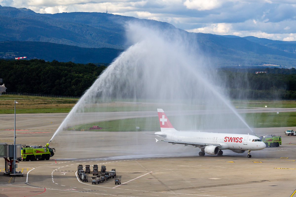 JordanSpotter's tweet photo. Airbus A320-214 
HB-IJS
Swiss International Airlines 
02/08/2021 

Avec un petit water salute pour la venu du champion olympique jeremy          desplanches 🤩🤩 https://t.co/CLMbnSng0k