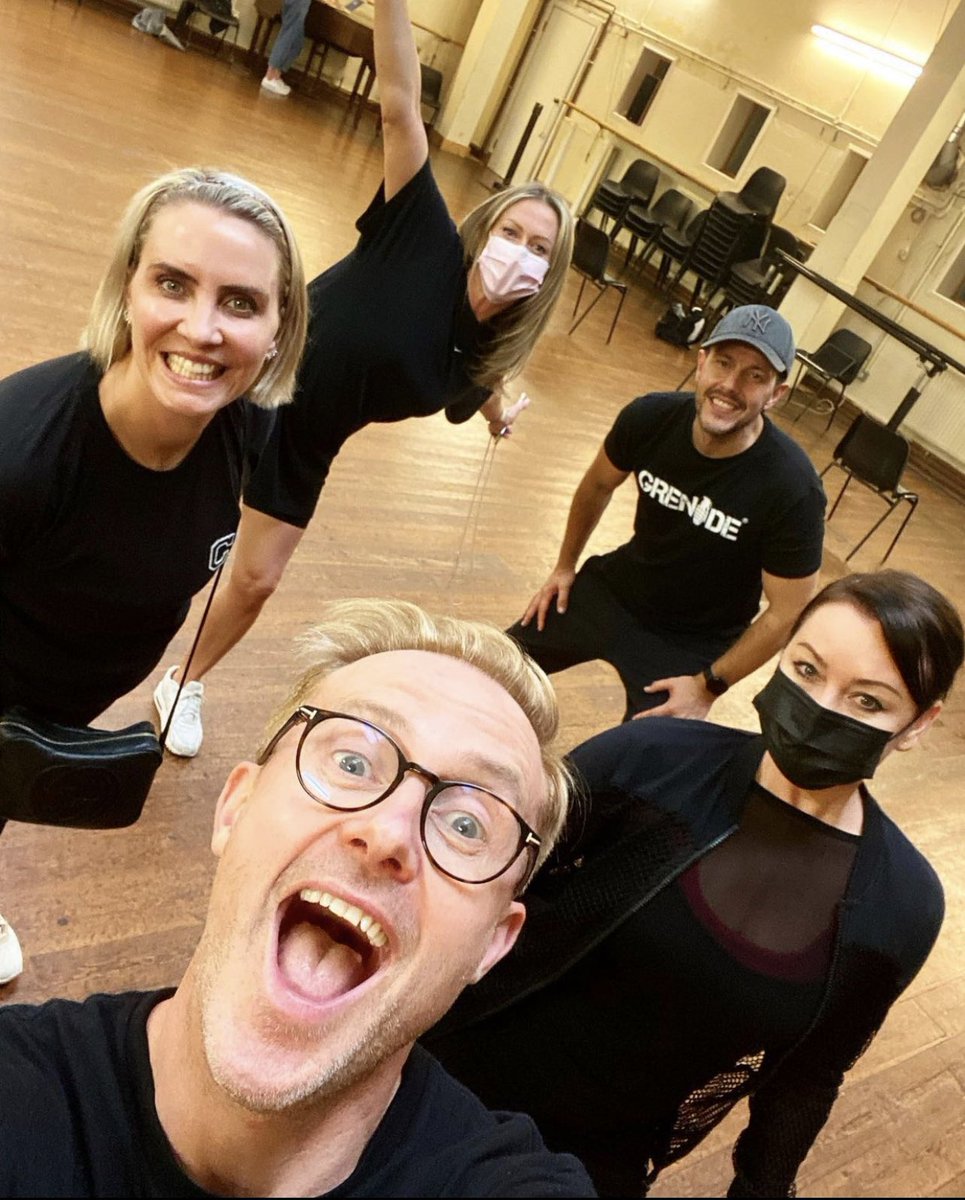 Soooo happy to see our favourites back together! So excited to see what they have in store for us! ♥️ @_ClaireRichards @LSLofficial @Ianhwatkins @llatchfordevans @Faye_Tozer @OfficialSteps #funtimes #rehearsals #london #exciting #happy #love #greatfriends #steps #officialsteps