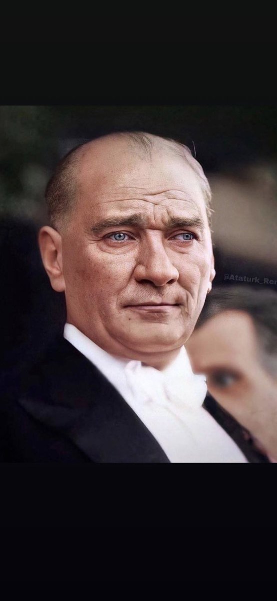 Atam’ın bu fotosuna kilitlendim bugün. “Ben size bu ülkeyi böyle mi emanet ettim?” Der gibi hüzünle bakmış sanki.