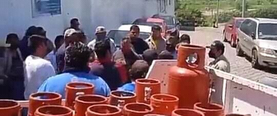 OcoyucanInforma's tweet photo. #Ocoyucan #informa
⭕#Gasera #GasOriente No quiere perder
Y se los quiere cobrar a sus empleados en ocoyucan 👇👇
Repartidores comisionistas de Gas de Oriente en Santa Clara Ocoyucan, mantienen paro de actividades, exigen a la empresa se respete su comisión 👇 https://t.co/iwVbFCpnP5