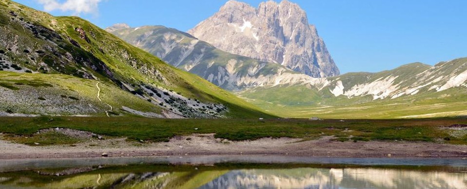 allaricercablog's tweet photo. Si va nel #parcodelgransasso in #Abruzzo, una miniguida di tre giorni per un assaggio del suo "abbraccio verde" 👉 https://t.co/s73qHSFWCm https://t.co/w3Xer1XxPm
