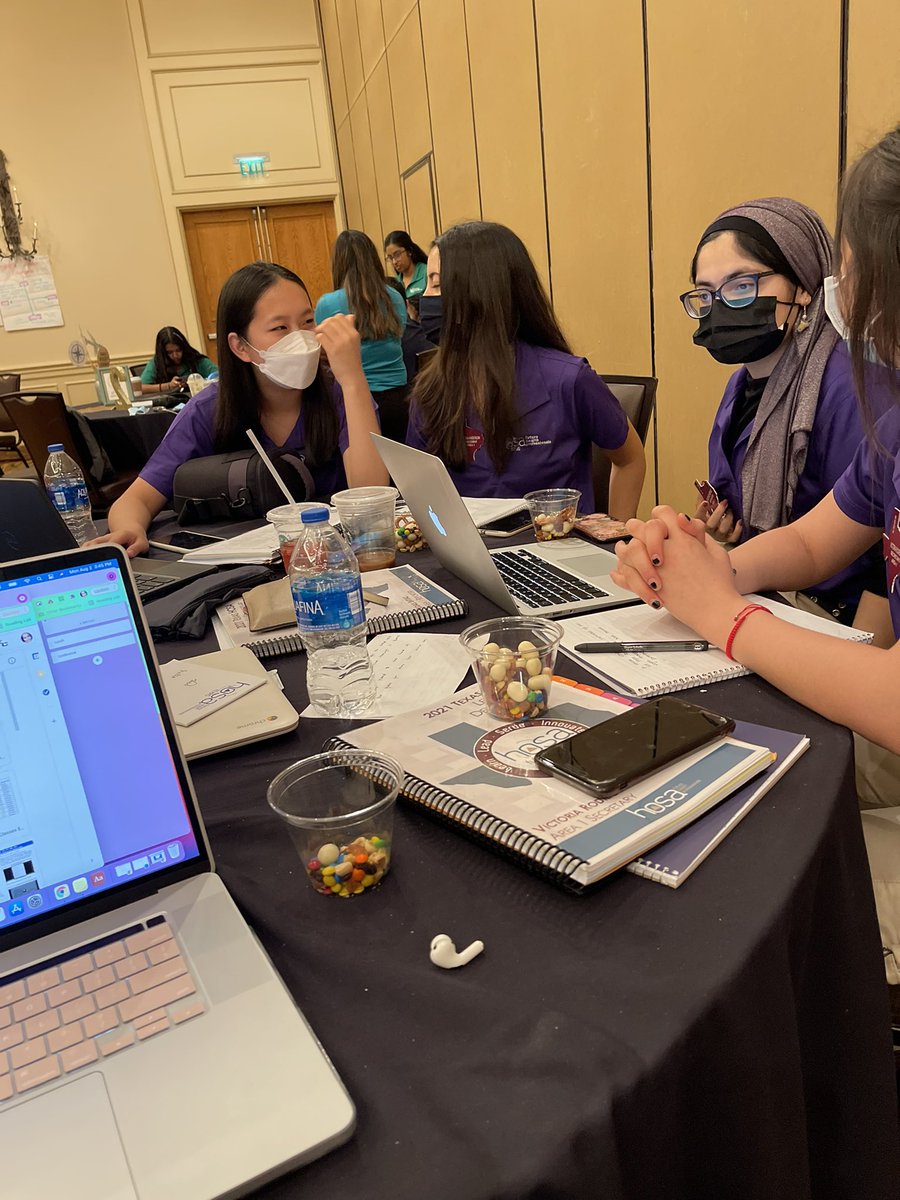 whitney_weddel's tweet photo. Area 1 Officers working hard on their program of work for FLC & Area!!!! So exciting….🎉❤️🐝 @HosaEchs @ECHShornets @ECISDtweets #txhosa https://t.co/zYrWIkDAFj