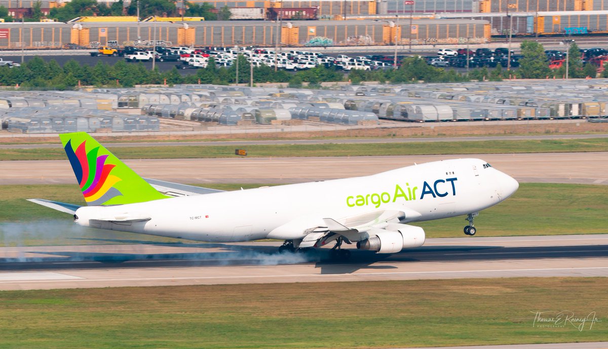 Had a surprise arrival at SDF today. AirACT made an appearance after leaving CGN. Very colorful tail. 

#TCMCT #AvGeek #planespotting