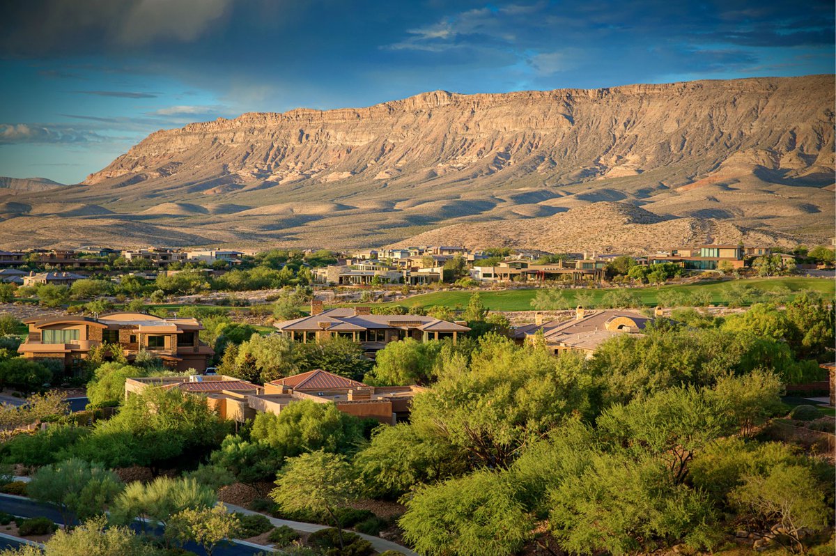 HowardHughesHQ's tweet photo. @summerlinlv is the only community in Southern Nevada with its own Downtown. Planned and designed by #HHC @DTSummerlin is a 400-acre walkable, mixed-use urban core within the heart of the Master Planned Community. #DiscoverHow https://t.co/AGZkFbOerJ