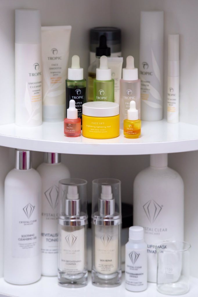 Also special shout out to <a href="/OldhamCollege/">Oldham College</a> beauty department that provided an excellent training during my time studying &amp; the initial support from the tutors when setting up <a href="/revivaloldham/">revivalbeauty</a> 👏👏#oldhamhour #weareoldham