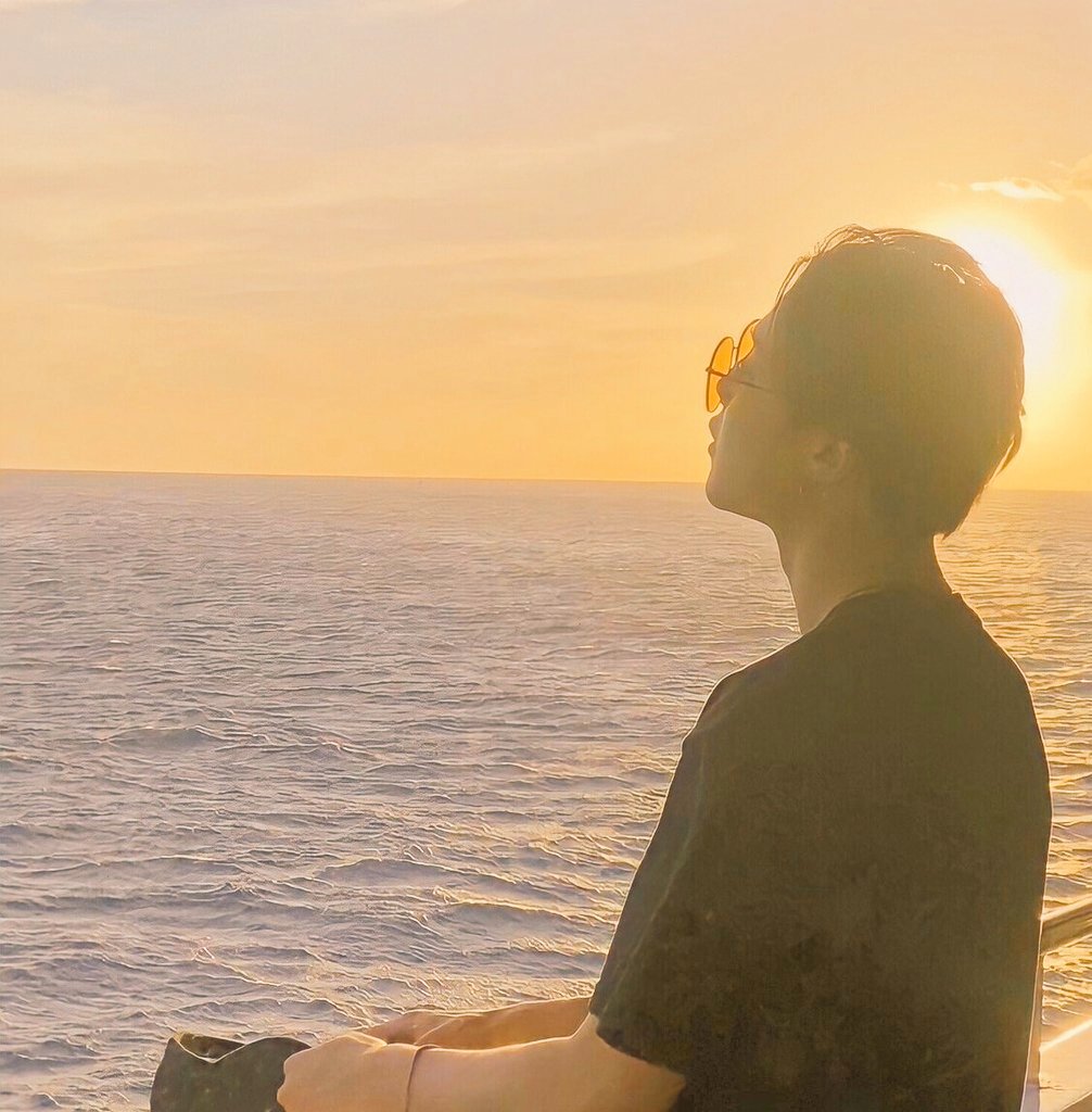 elxngg's tweet photo. โYou add colors to my sunset sky, lovey.โ #ARMYSelcaDay #JIMIN #SunsetDate #ARSD @BTS_twt https://t.co/uuVXWD2SKA