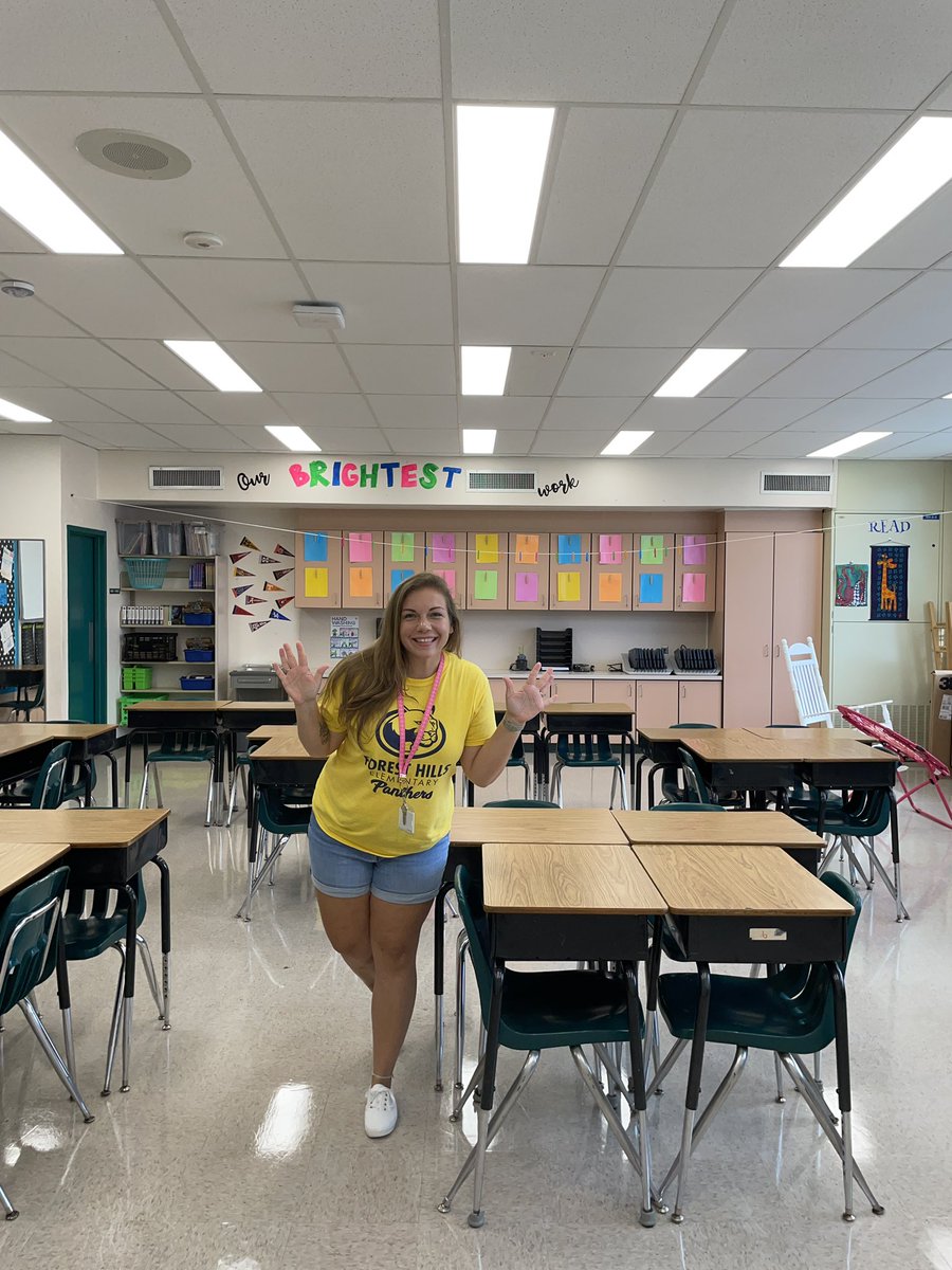 MrsMorgan_EDU's tweet photo. Day 1, Year 10! 💙🐾💛📚

So stoked to be starting another year with my @HCPSForestHills family! 🥰

#PantherPride #CageBusters #BrightBunch #iteach https://t.co/9hwIzLQytj