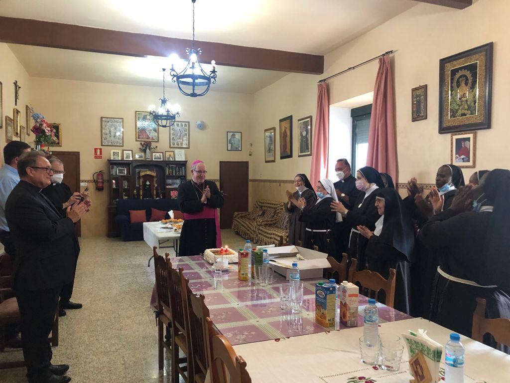 En el monasterio de Santa Clara d Alcalá de Guadaíra hemos celebrado la fiesta de Ntra Sra de los Ángeles con la Comunidad d Clarisas y la Sección Local d la Adoración Nocturna Española. Por cierto, gracias d corazón a todos por vuestras felicitaciones con ocasión d mi cumpleaños