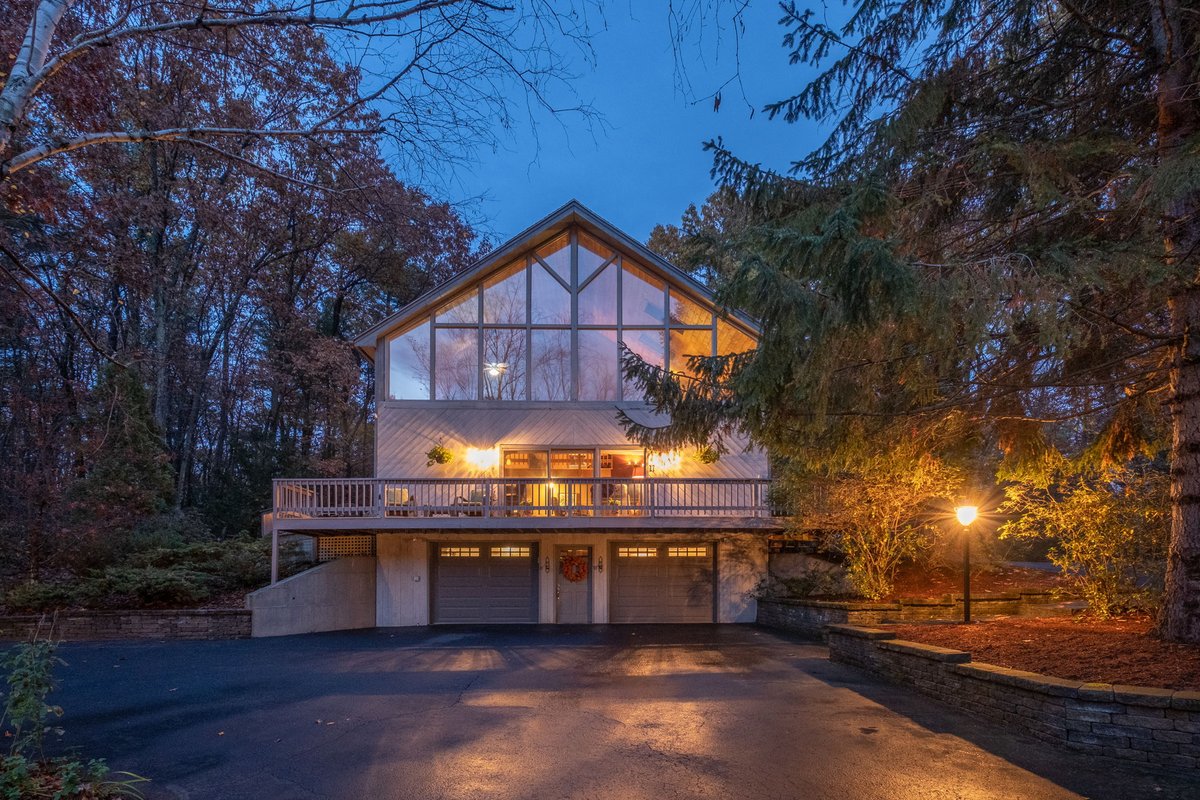 WolfReel's tweet photo. Home Crush Monday!

#allanwolf #wolfreel #interiordesign #architecture #dreamhome #homedecor #fireplace #commercialphotography #NHrealestate #NHrealty #newhampshire #VisitNH #southernNH #branding #brandingphotography https://t.co/tgmA1a1Yqg