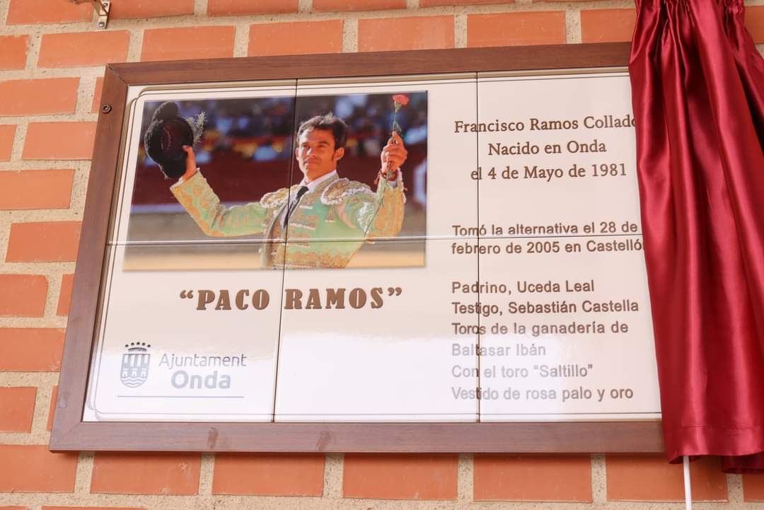 MariaPrades1's tweet photo. Merecido homenaje a los toreros ondenses Paco Ramos y Vicente Prades. 👏👏👏

#OndaTaurina https://t.co/hJwhxAGwoG