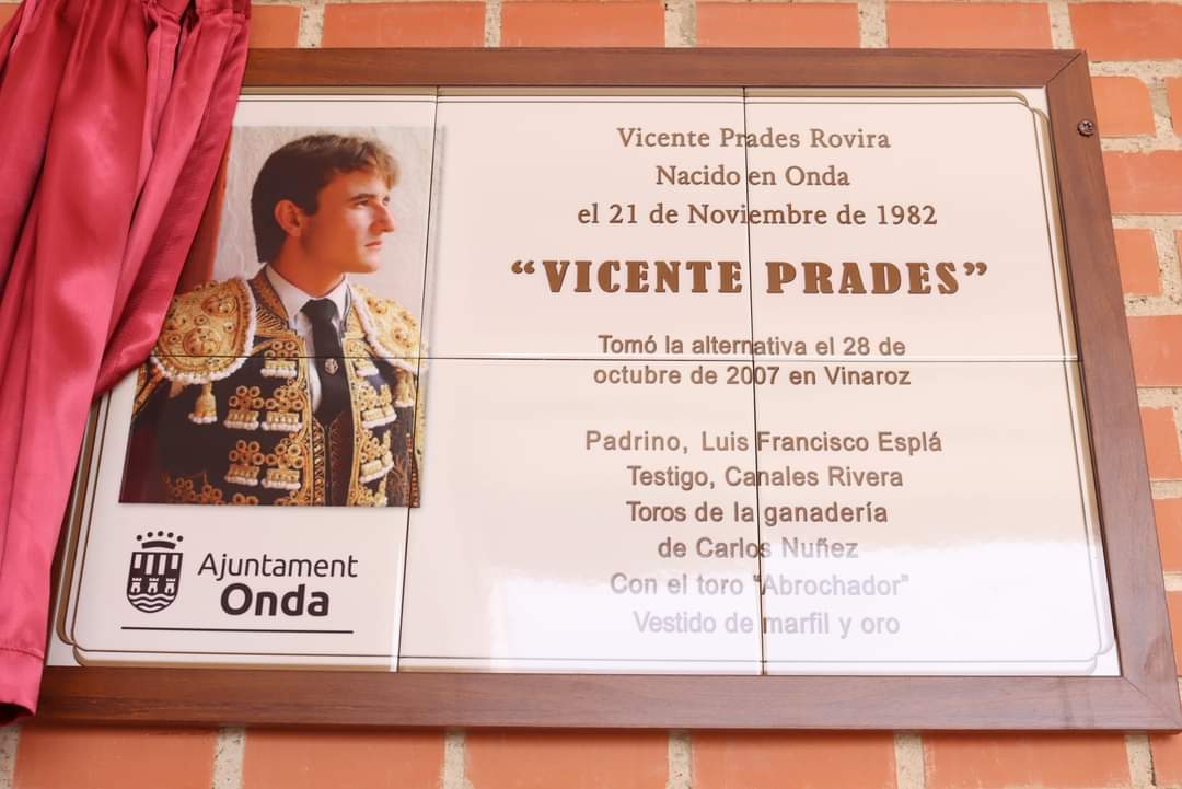 MariaPrades1's tweet photo. Merecido homenaje a los toreros ondenses Paco Ramos y Vicente Prades. 👏👏👏

#OndaTaurina https://t.co/hJwhxAGwoG