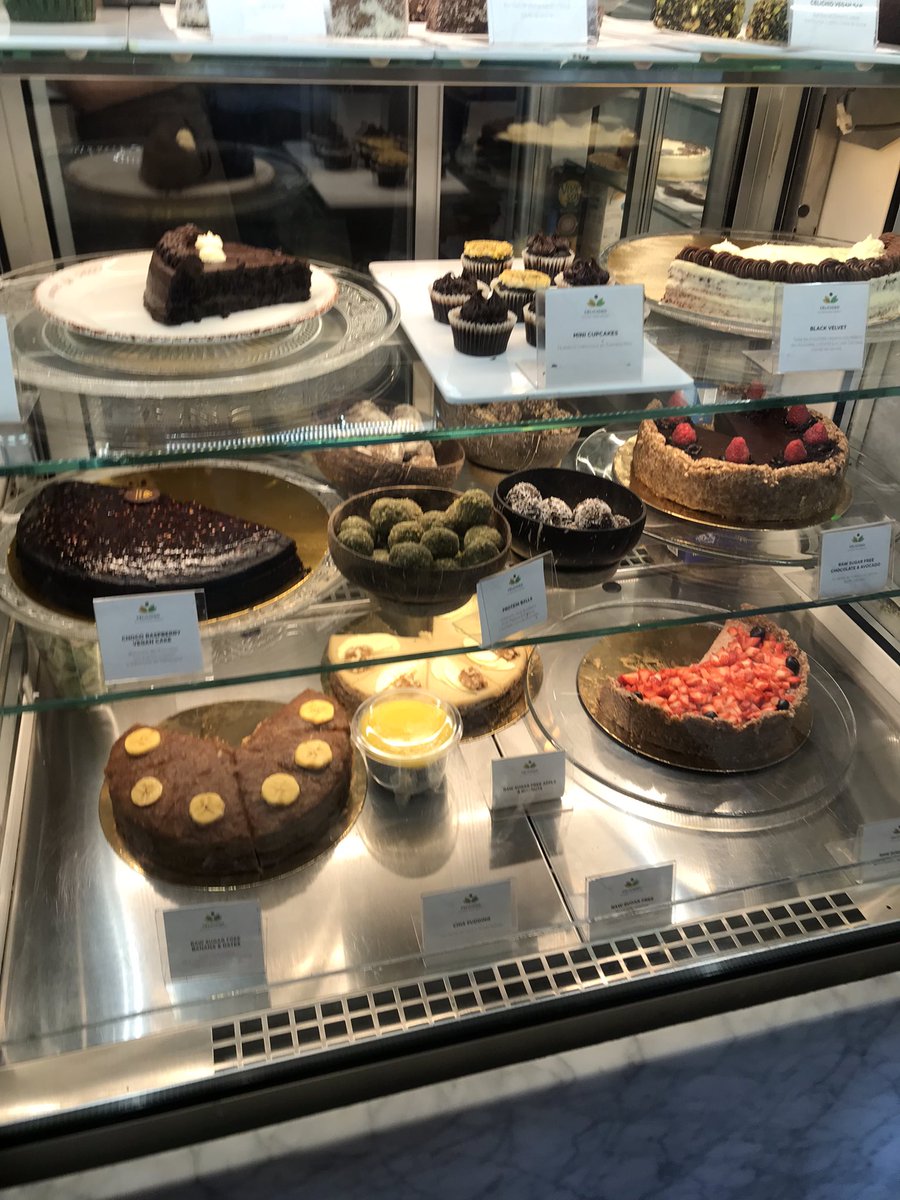 VII. Marbella: Celicioso Puente Romano. Meriendas chic para un verano perfecto….
Que os voy a contar que no sepáis ya de las famosas Cupcakes .. pues esta vez además, Alfajor de dulce de leche y sorbete de fresa natural 😍😍