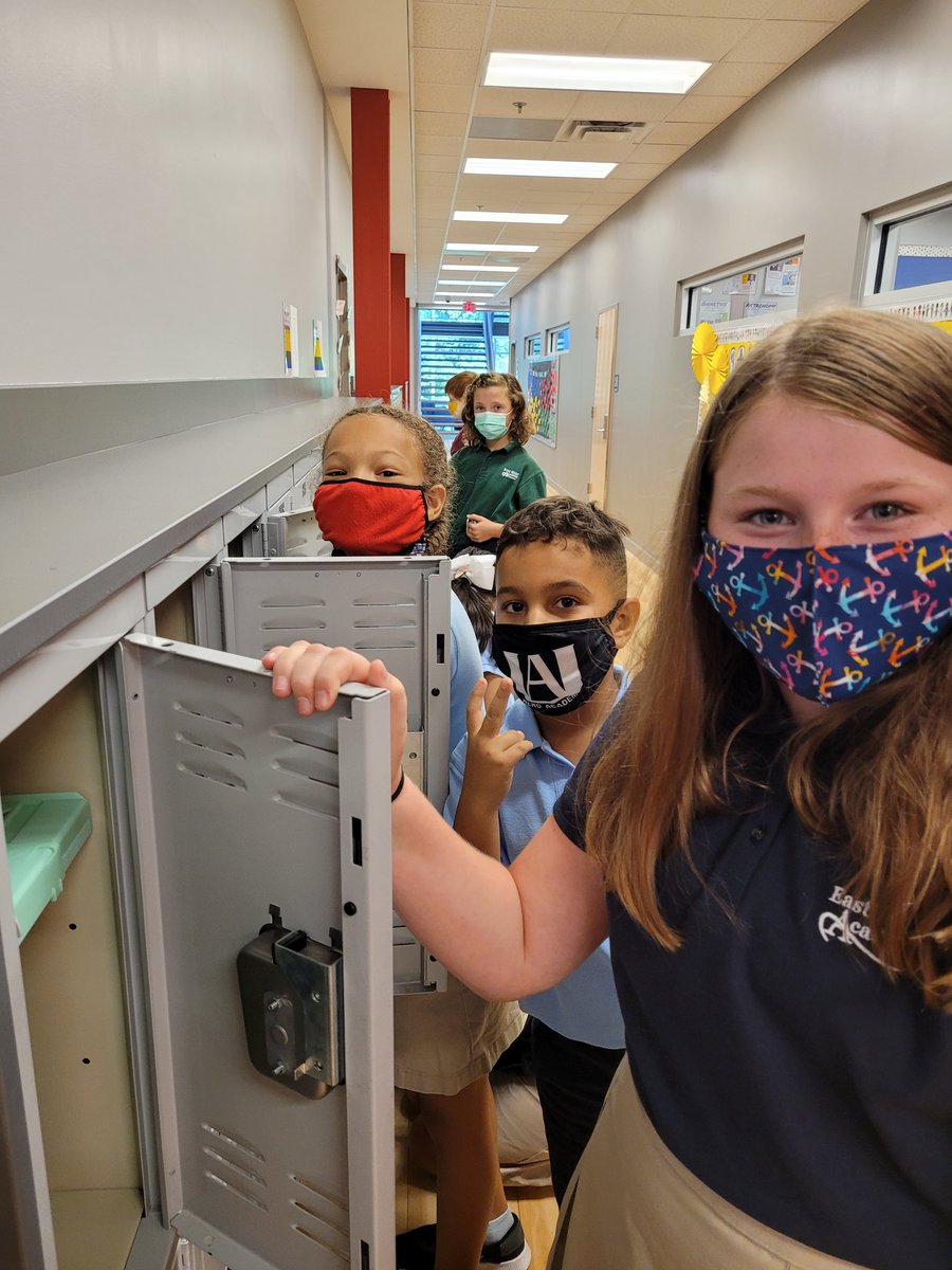 LittleLeaders4's tweet photo. What they had been waiting for all summer...LOCKERS! #RowTheBoatEWA #5thgradeready #RockingQ1 https://t.co/NOtJA8iYep