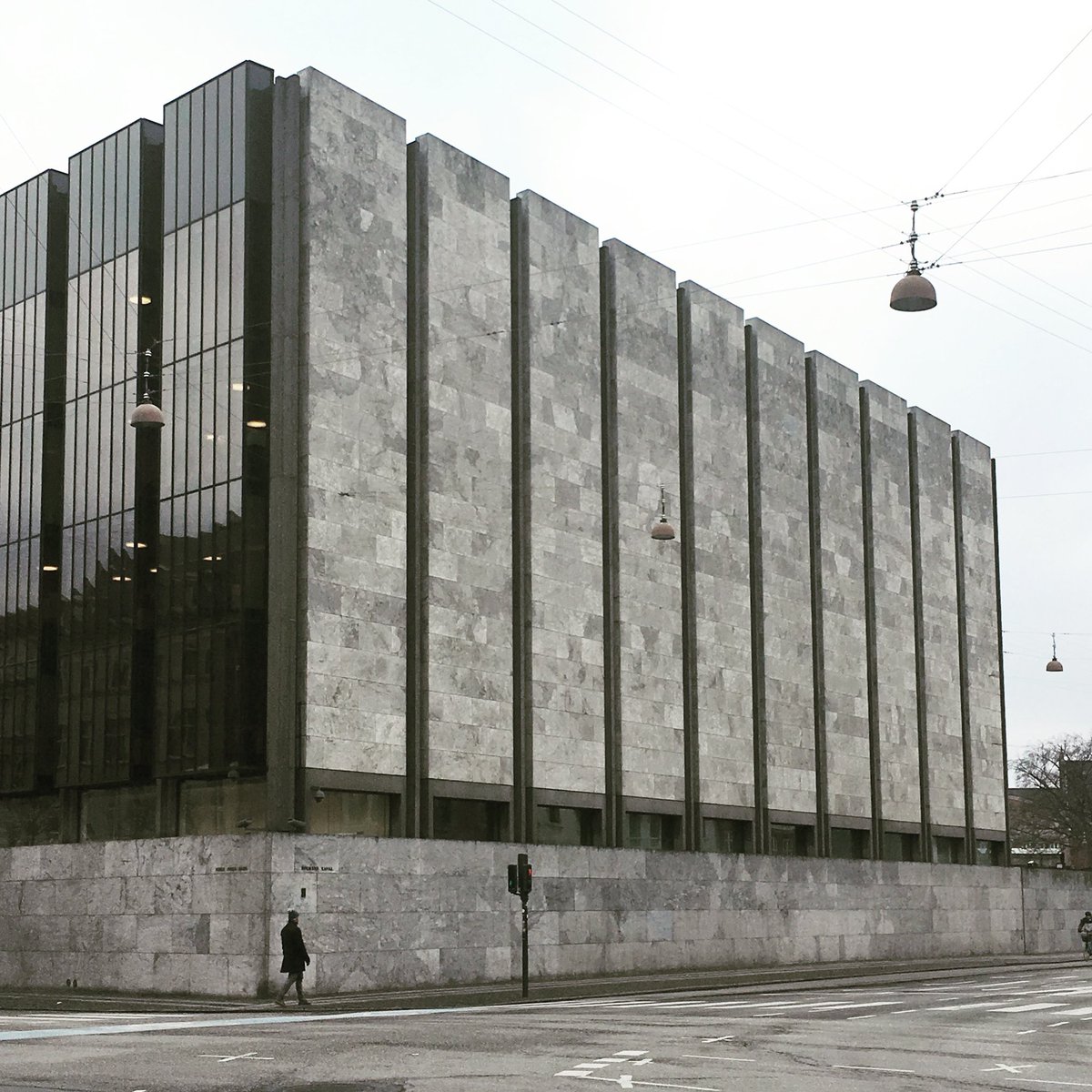 josecalderabar's tweet photo. Copenhague,                                   Diciembre 2016.                                        Banco Central de Dinamarca       Arne Jacobsen, 1965-1971.   #Fotografía #Arquitectura #Copenhague https://t.co/CZuhr7xB7Q