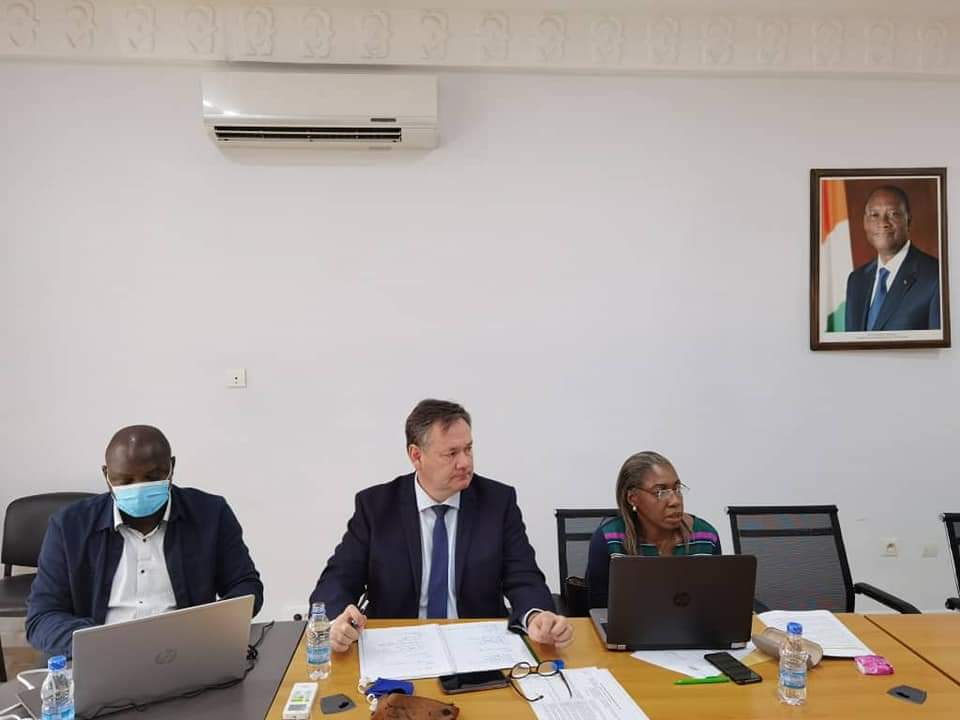 CCCCIUE's tweet photo. Le jeudi 29 juillet 2021, le Coordonnateur National de la CCC CI-UE, M. BAMBA Semon, a eu une séance de travail, sur le Programme (MAB 2012) "Mesures d'Accompagnement au programme Banane en Côte d'Ivoire ", avec plusieurs partenaires. https://t.co/nXvUivUDfV
