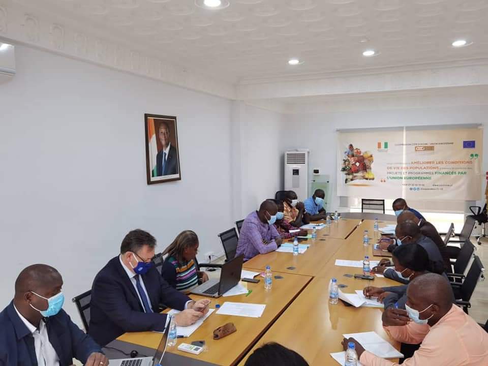 CCCCIUE's tweet photo. Le jeudi 29 juillet 2021, le Coordonnateur National de la CCC CI-UE, M. BAMBA Semon, a eu une séance de travail, sur le Programme (MAB 2012) "Mesures d'Accompagnement au programme Banane en Côte d'Ivoire ", avec plusieurs partenaires. https://t.co/nXvUivUDfV