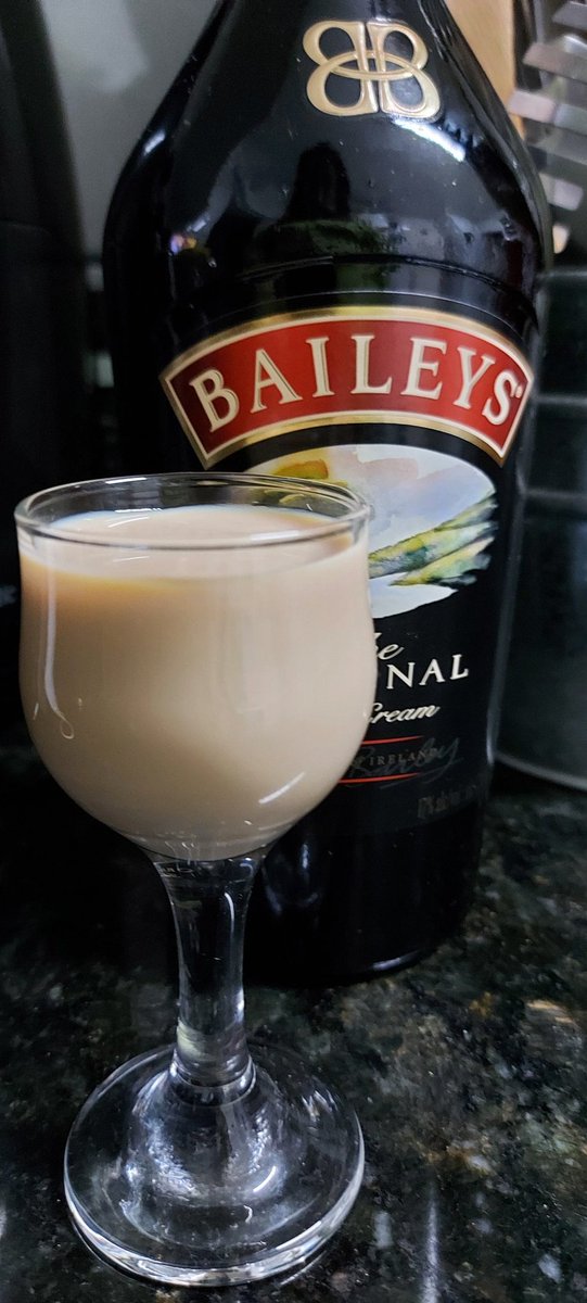 Valeria_Jurado6's tweet photo. voltei e aviso, cuidado!
vou tomar esse cálice de Baileys ficar bêbada e falar as verdades na cara da sociedade pq eu tô #zuada #xatiada https://t.co/KGB6V49Ilb