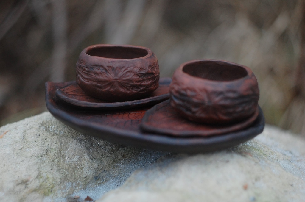 Set of 2 mugs known as handmade leaf mugs set. This handmade leaf mugs set is ideal as a tea ceremony set or coffee drinking set. This mug gift set comes with a beautiful saucer that has the shape of a leaf, and optionally you can get an additional big plate.