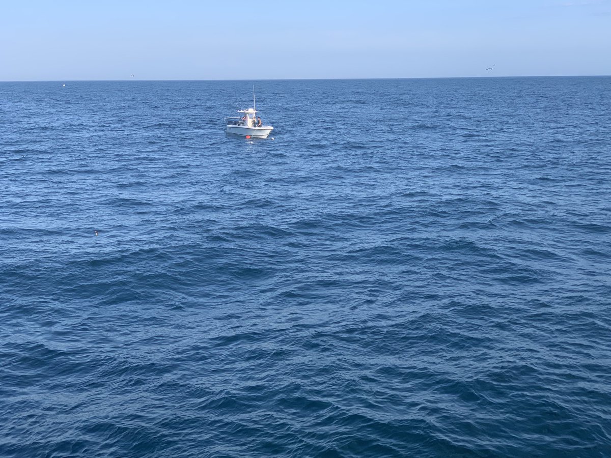 ChrisOCEARCH's tweet image. Something just picked up a bait off the stern of the ⁦@OCEARCH⁩   Guys in the ⁦@ContenderBoats⁩ investigating. Came in on the slack tide.