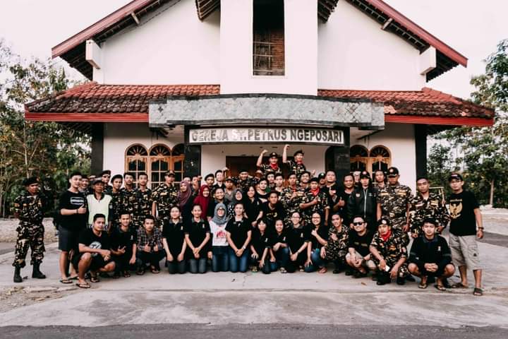 Ngeliat kebersamaan antara Sahabat Banser NU, Remaja Masjid dan Mudika Gereja Santo Petrus gini, kok jadi merinding.

Yang Pro dengan kebersamaan seperti ini, artinya kita satu visi misi, bersatu dalam perbedaan, Bhineka Tunggal Ika

Akun NKRI yg follw pasti gw fb, MERDEKA !!!