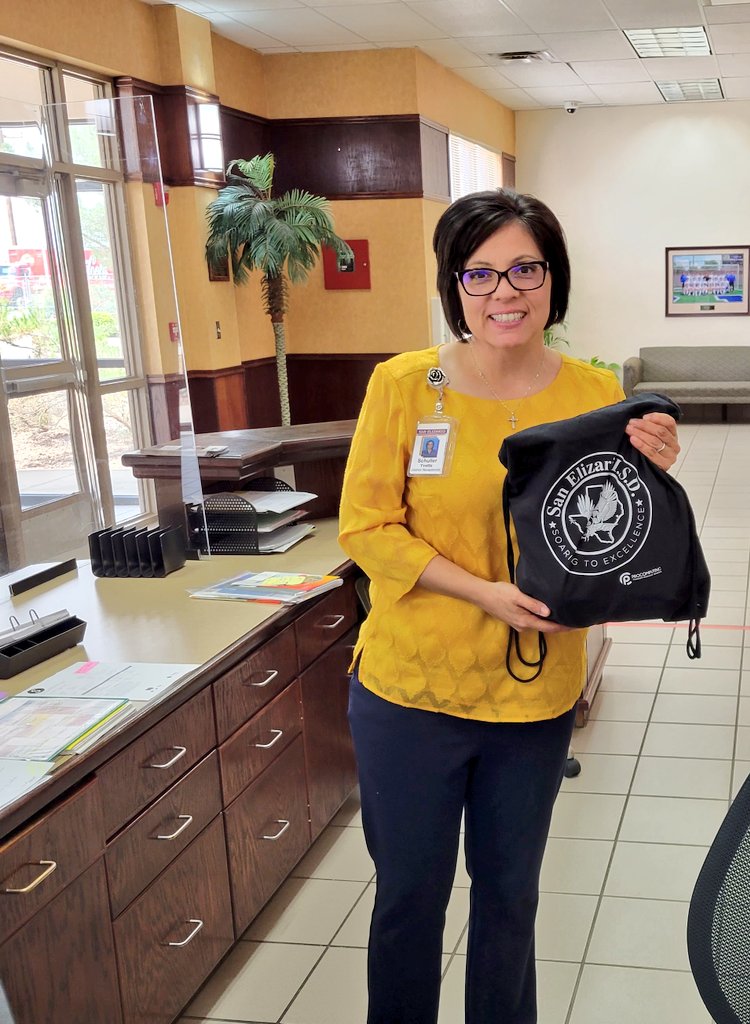EdTech_ObeOne's tweet photo. The last of the swag bags were delivered to those that participated in @SanElizarioISD #EdTechBash21. A huge thank you to Mrs. Yvette Shuller for being a vital player in getting the door prizes for all presenters & attendees. She embodies #SEISDCommunityOfChampions! #IamSanEli https://t.co/StJz8Aupe5