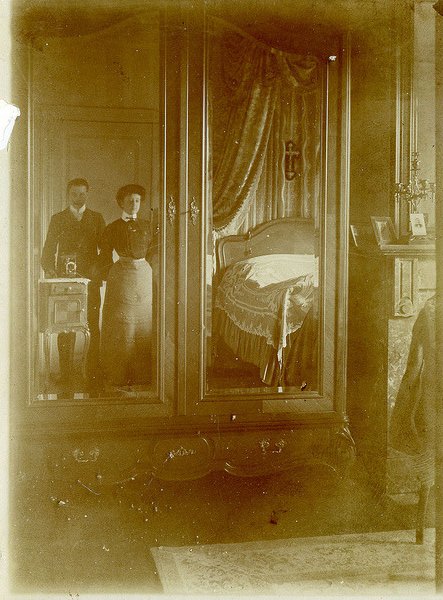 wikivictorian's tweet photo. A couple taking a selfie in front of a mirror. Photographed between 1900-10. https://t.co/DciT1z6F7a