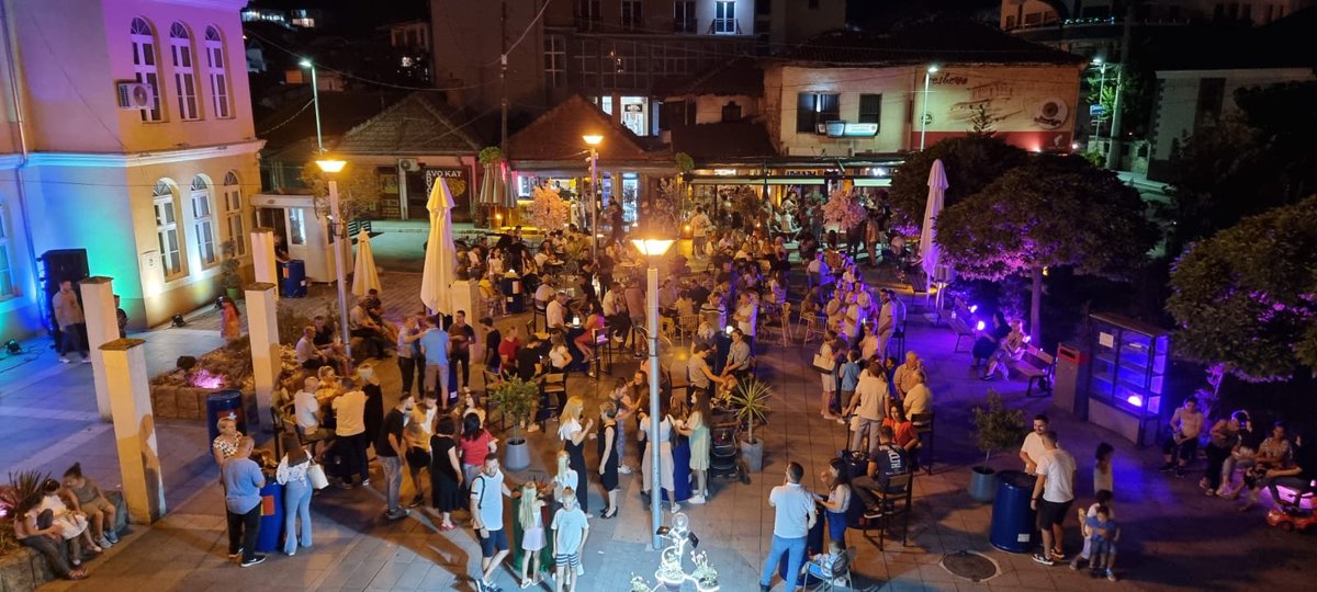 SinaniArdita's tweet photo. Formidableeee 💞 

Ç’mbrëmje e bukur sonte. Mërgimtarë nga vendet frankofone që këndonin 🎤 shqip dhe banorët e përhershëm që vallëzonin 🕺💃 me muzikë frënge. 

Një "Soirée française" 🎊🎉 në atmosferë preshevare. 

#PreshevaSummer2021 #Party #Mërgata #Integrimi #PreshevaEre https://t.co/KmXgo6vMFM