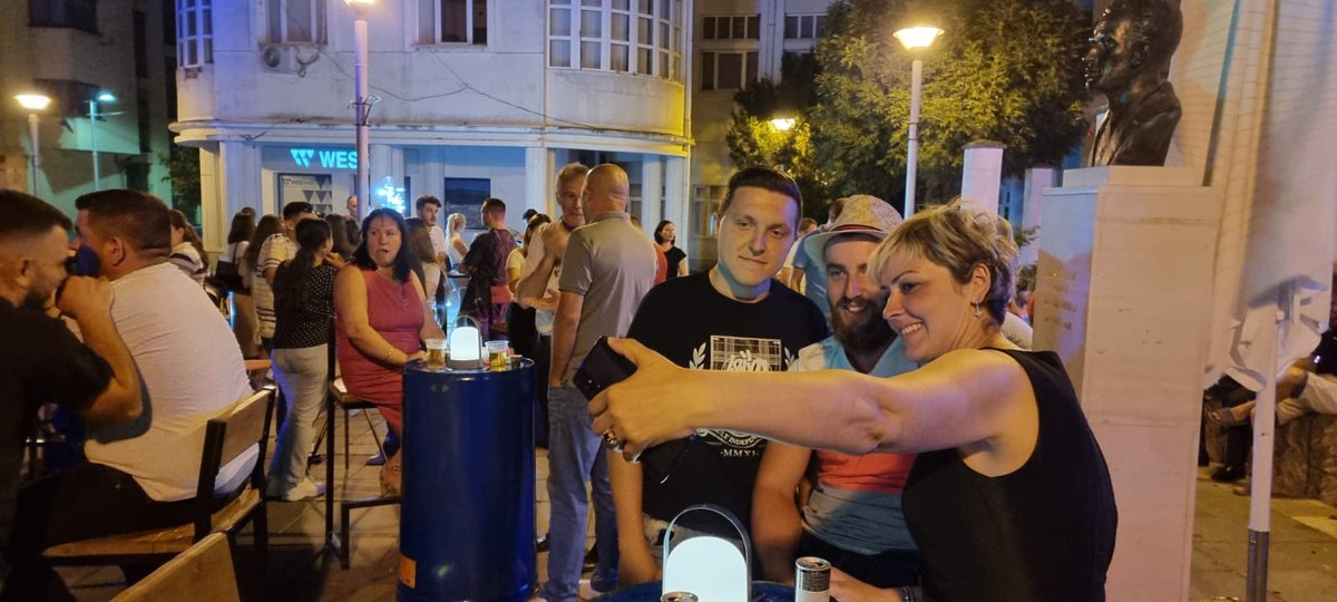 SinaniArdita's tweet photo. Formidableeee 💞 

Ç’mbrëmje e bukur sonte. Mërgimtarë nga vendet frankofone që këndonin 🎤 shqip dhe banorët e përhershëm që vallëzonin 🕺💃 me muzikë frënge. 

Një "Soirée française" 🎊🎉 në atmosferë preshevare. 

#PreshevaSummer2021 #Party #Mërgata #Integrimi #PreshevaEre https://t.co/KmXgo6vMFM