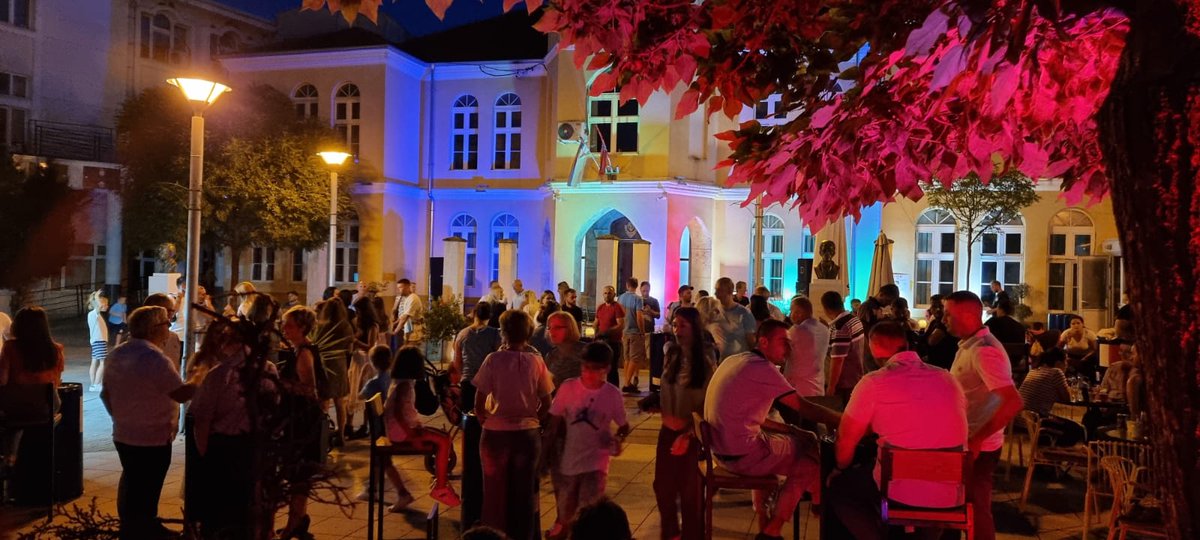SinaniArdita's tweet photo. Formidableeee 💞 

Ç’mbrëmje e bukur sonte. Mërgimtarë nga vendet frankofone që këndonin 🎤 shqip dhe banorët e përhershëm që vallëzonin 🕺💃 me muzikë frënge. 

Një "Soirée française" 🎊🎉 në atmosferë preshevare. 

#PreshevaSummer2021 #Party #Mërgata #Integrimi #PreshevaEre https://t.co/KmXgo6vMFM