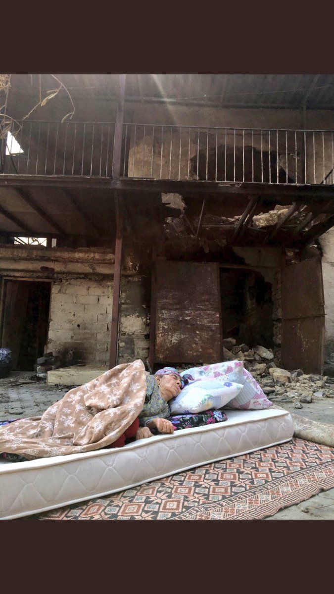 HergelePostasi's tweet photo. 📌 1. Fotoğraf: İtibardan tasarruf etmeyenlerin yangın bölgesi Marmaris'teki yazlık sarayı.

📌 2. Fotoğraf: Evi yanan bir kadının geceyi geçirmek için yattığı yer. 

#tayyiperdoganistifa https://t.co/CVQSqos769