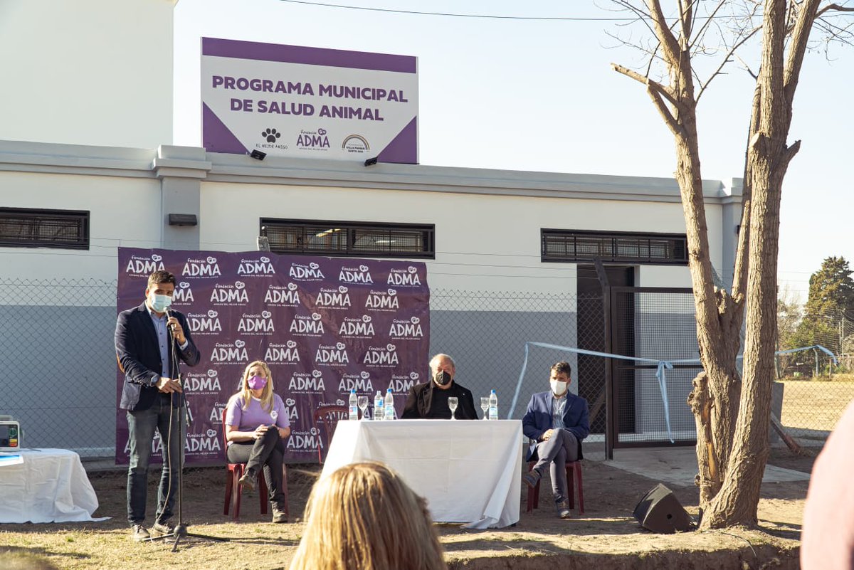 Recibido por el intendente José Luis Becker, hice entrega de un cardiodesfibrilador y de un cheque por $2.000.000 para reforzar la atención primaria de salud en la querida localidad de Villa Parque Santa Ana